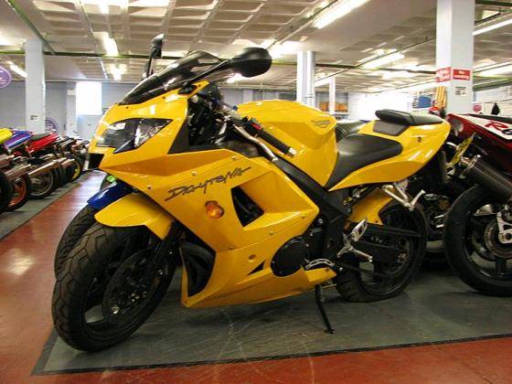 2004_Triumph_Daytona_600_Yellow.jpg