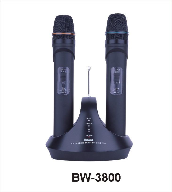 *麦克风基于在接收机上可充电的基础上,再装添3粒1.2V电池。 *新的接收机充电装置可使麦克风在接收机上充电。 *在接收机上采用独特的音频净噪电路,可消除开关冲击声,确保后级功放入扬声器的安全。 *使用时无杂音。 *混合输出插孔。 *所发出的清晰,透明,高保真的声音,适用于中小型会议。 *此无线麦克风系统有着更灵活的机动性和优越的性能。 *DC12V适配器