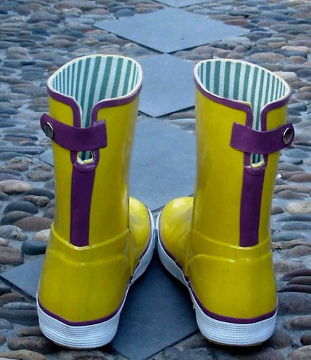 Yellow Button embellished waterproof boot