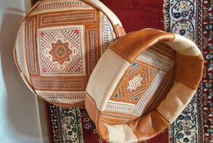 Wholesale beauty: Moroccan Handmade Leather Poufs (2 Uts), Brown Off-White Leather Pouf, Moroccan Leather Pouf, Vintag