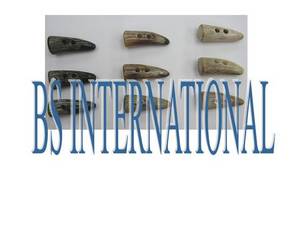 Wholesale cow horn buttons: Natural Horn Toggle Buttons