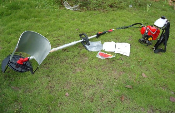 Триммер дисковый для травы. Триммерная насадка садовая. Насадка для мотокосы для кошения высокой травы. Насадка для кошения травы. Триммер для травы изогнутый.