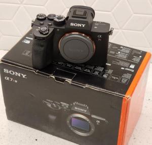 Wholesale digital cameras: Sony 7R IV 61.0MP Mirrorless Digital Camera - Black
