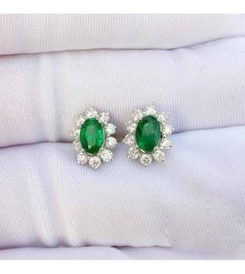 Wholesale ears: 18K Emerald Earring Oval 0.85 Cts