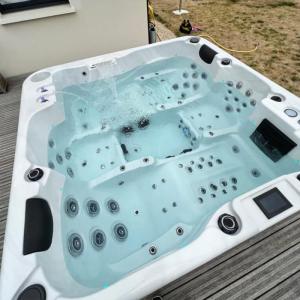 Wholesale spa: 2022 New Design Jacuzzier Outdoor Spa V05