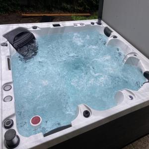 Wholesale hot water system: Outdoor Hot Tub for 6-people V03