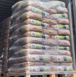 Wholesale wood: Cheap  15kg/25kg Bag Low Ash High Heat Value Biomass Fuel Pine Oak Wood Pellets .