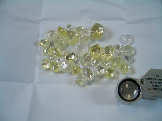 Sell Natural Rough uncut diamonds with no Fluorecense.