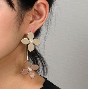 Wholesale materials of jewelry: (Korea) Unique, Big, Two Flowers Earring (Brass)