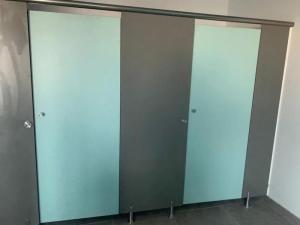 Wholesale advanced materials market: Waterproof Decorative High Pressure HPL Compact Laminate Toilet Door Toilet Partition