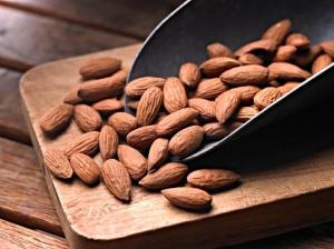Wholesale organic foods: Delicious Salted Almonds - Organic and Premium Snack - HuuNghi Food