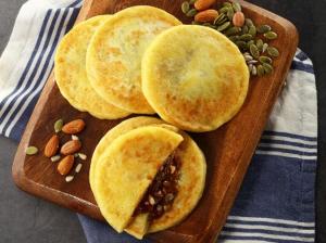 Wholesale almonds: Honey & Seeds Filled Korean Pancake (Hotteok)