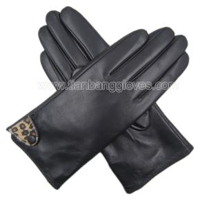 Wholesale printing design: Sexy Ladies Leather Glove for Winter with Leopard Details and Button