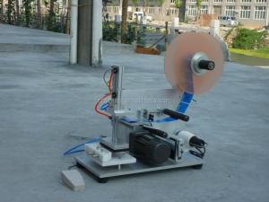 Wholesale self-adhesive label: High Efficiency Semi Automatic Flat Bottle Label Sticker Machine for Plastc/Glass Flat Bottle Small