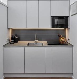 Wholesale modern kitchen cabinet: Modern Style Matt Finish Melamine Kitchen Cabinet for Apartment