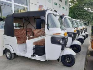 Wholesale tire: Electric Taxi Passenger Bajaj Tricycle Rickshaw 1500W 3000W